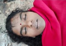 धमतरी में करंट लगने से महिला की मौत: आंगन में कपड़े सुखाते समय हुआ दर्दनाक हादसा धमतरी के अधारी नवागांव में कपड़े सुखाते समय करंट लगने से महिला की मौत