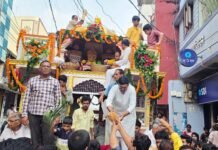 जगन्नाथ रथ यात्रा की वापसी पर लोक निर्माण विभाग अध्यक्ष ने की पूजा-अर्चना, क्षेत्र की सुख-शांति एवं समृद्धि के लिए मांगी मन्नत धमतरी में जगन्नाथ रथ यात्रा के दौरान पूजा अर्चना करते विजय मोटवानी और राजेंद्र शर्मा