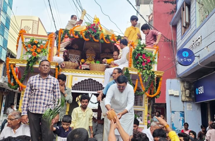 धमतरी में जगन्नाथ रथ यात्रा के दौरान पूजा अर्चना करते विजय मोटवानी और राजेंद्र शर्मा