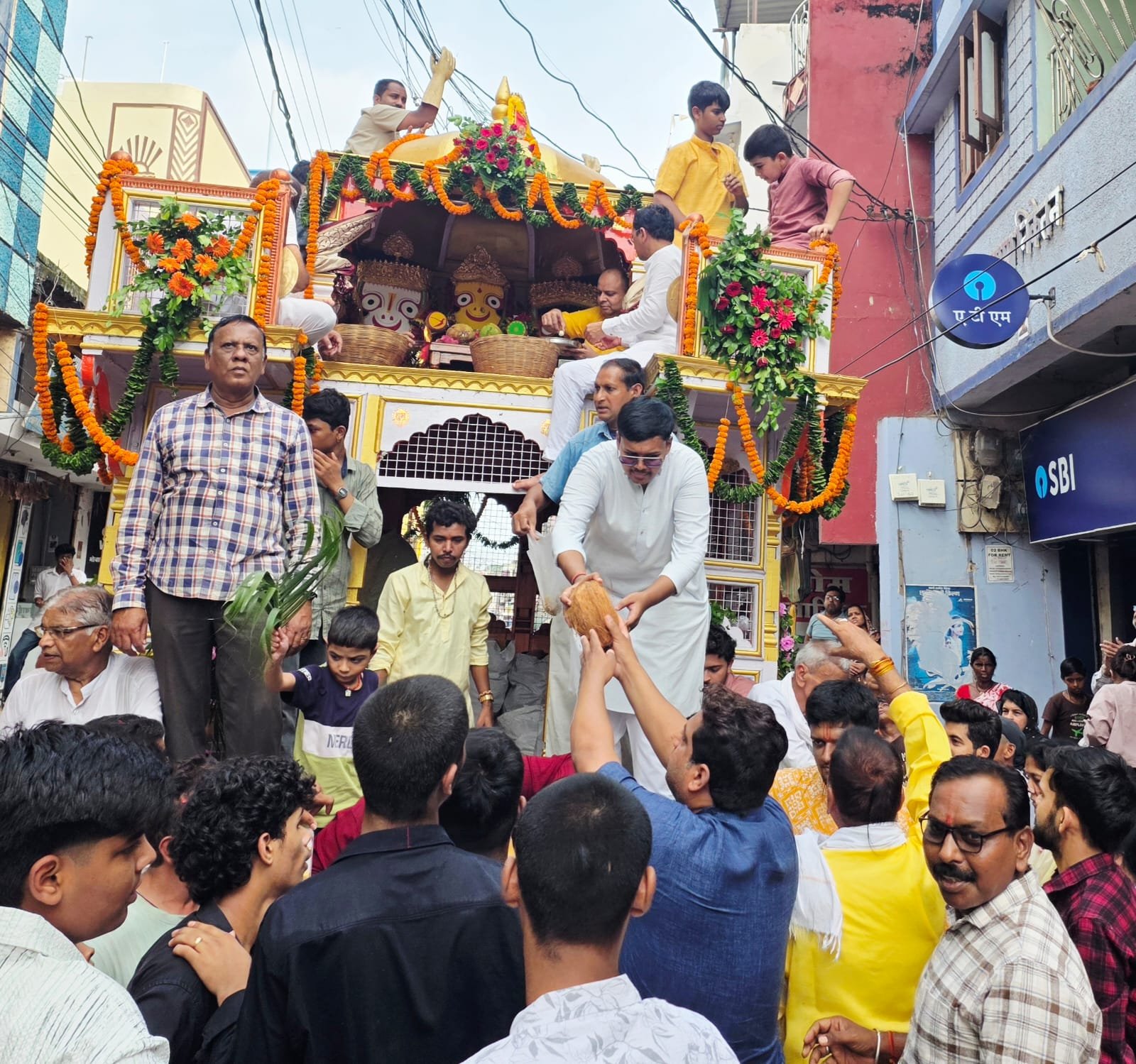 धमतरी में जगन्नाथ रथ यात्रा के दौरान पूजा अर्चना करते विजय मोटवानी और राजेंद्र शर्मा