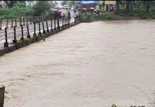 भारी बारिश का कहर: नगरी में उफनाए नदी-नाले, कई गांवों का संपर्क टूटा, बोरई मार्ग बंद पूरी रात और दिनभर हुई बारिश से नदी-नाले उफान पर आ गए। कई पुल-पुलियों के ऊपर तेज बहाव होने से नगरी ब्लॉक के कई गांवों का संपर्क मुख्यालय से कट गया, जबकि नगरी-बोरई मुख्य मार्ग भी पानी में डूबने से यातायात पूरी तरह बाधित हो गया।