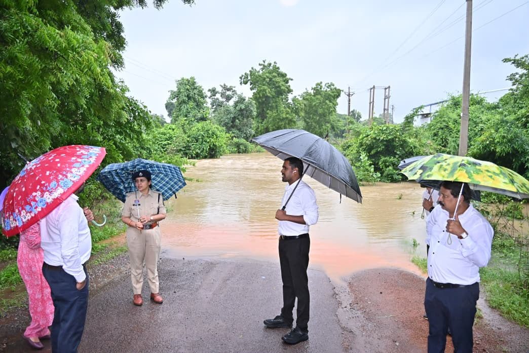 रपटा-नालों में बढ़े जलस्तर के बीच कलेक्टर एवं एसपी ने किया मैदानी निरीक्षण