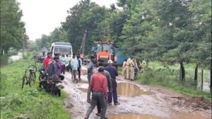ग्राम शंकरदाह में नाली पर अतिक्रमण हटाने के लिए प्रशासन की बुलडोजर कार्रवाई