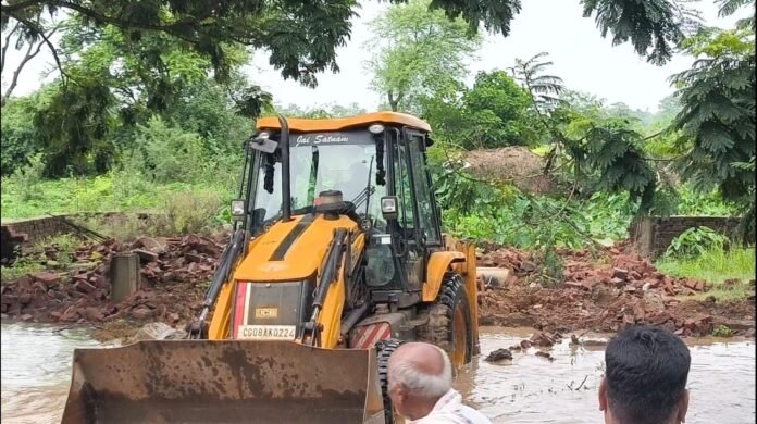 ग्राम शंकरदाह में नाली पर अतिक्रमण हटाने के लिए प्रशासन की बुलडोजर कार्रवाई