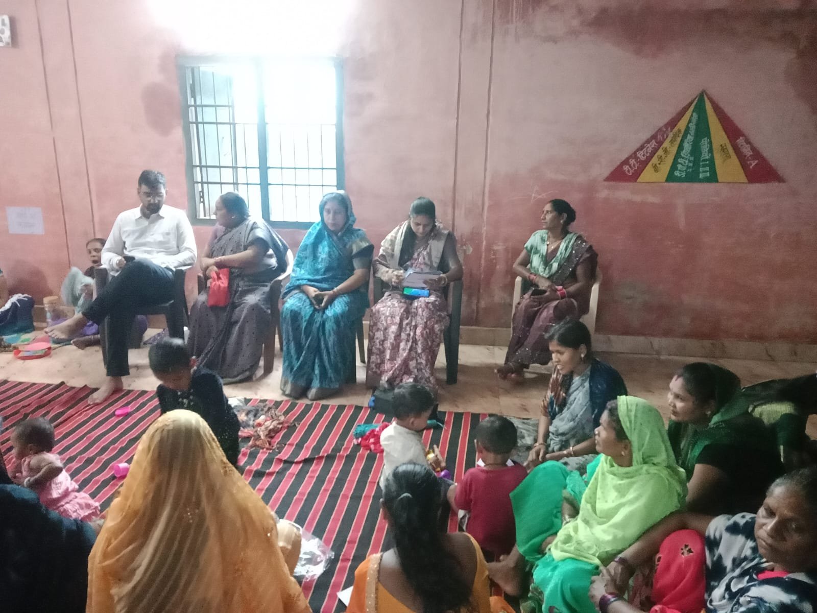 धमतरी के जोधापुर वार्ड में आयोजित बाल मेला में बच्चों की गतिविधियों का अवलोकन करतीं सभापति कौशिल्या देवांगन