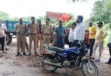 धमतरी: प्रतिबंधित पॉलीथिन और पानी पाउच पर चला प्रशासन का शिकंजा, 90 बोरी जब्त नगर निगम और आबकारी विभाग की संयुक्त कार्रवाई में धमतरी में प्रतिबंधित पानी पाउच जब्त करते अधिकारी