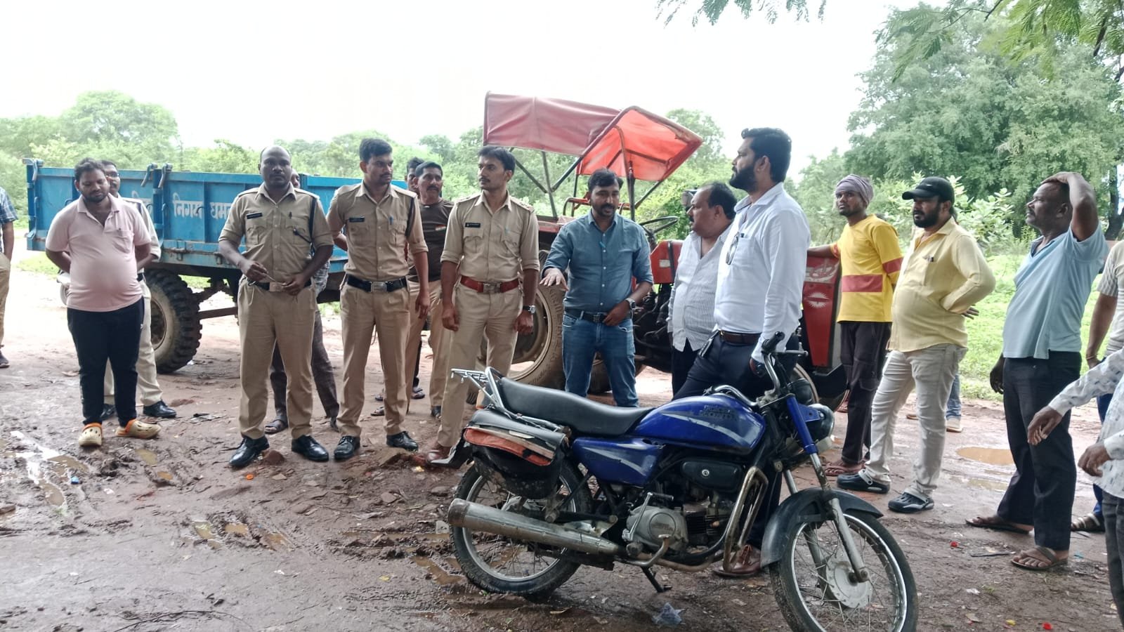 नगर निगम और आबकारी विभाग की संयुक्त कार्रवाई में धमतरी में प्रतिबंधित पानी पाउच जब्त करते अधिकारी