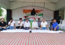 धमतरी में शिक्षा और पर्यावरण के लिए मितेश जैन का बड़ा सांकेतिक अनशन, सोनम वांगचुक के आंदोलन को समर्थन धमतरी के गांधी मैदान में शिक्षा और पर्यावरण संरक्षण के समर्थन में सांकेतिक अनशन पर बैठे सामाजिक कार्यकर्ता मितेश कुमार जैन और उनके साथी।