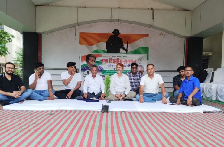 धमतरी के गांधी मैदान में शिक्षा और पर्यावरण संरक्षण के समर्थन में सांकेतिक अनशन पर बैठे सामाजिक कार्यकर्ता मितेश कुमार जैन और उनके साथी।