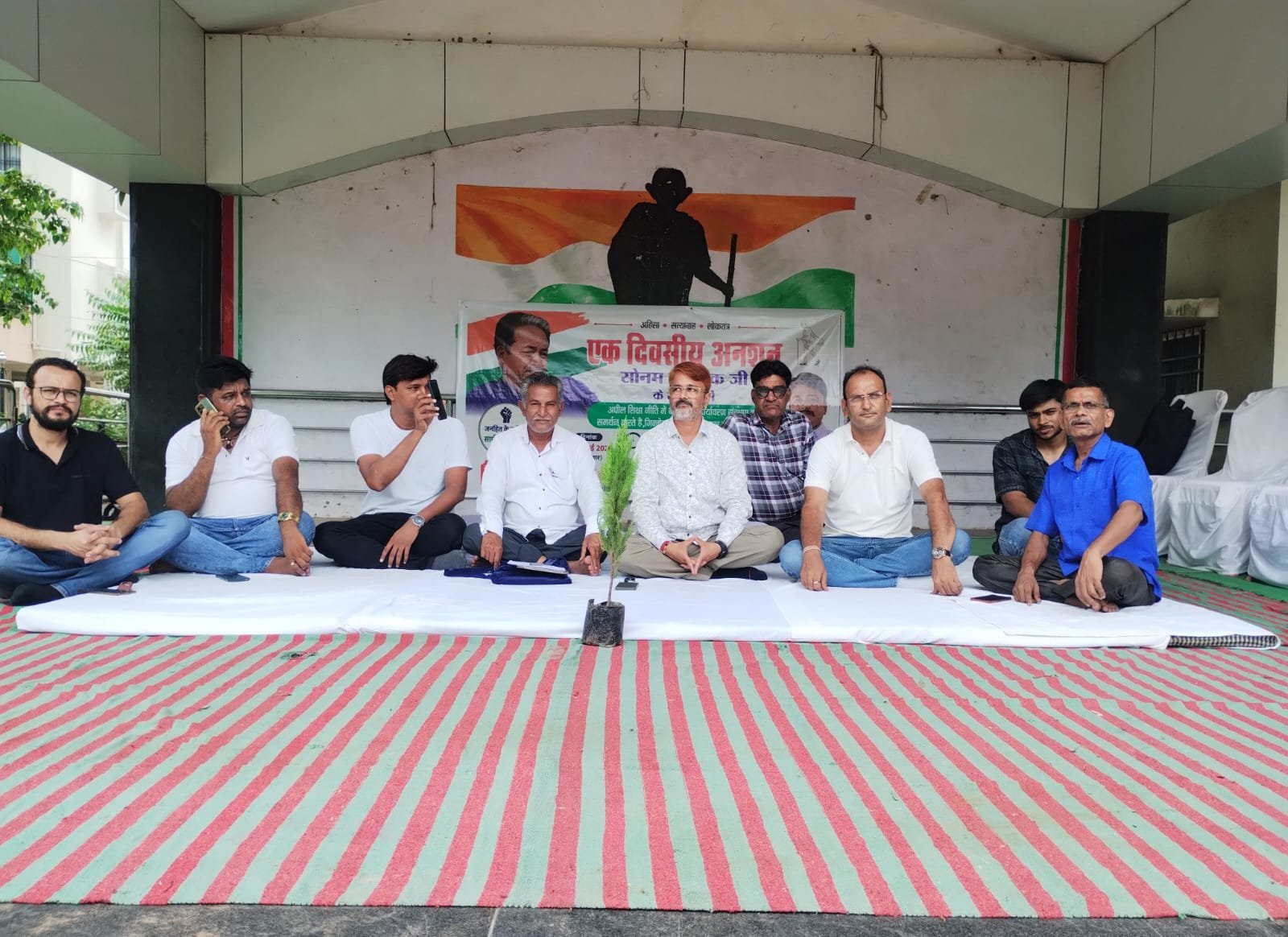 धमतरी के गांधी मैदान में शिक्षा और पर्यावरण संरक्षण के समर्थन में सांकेतिक अनशन पर बैठे सामाजिक कार्यकर्ता मितेश कुमार जैन और उनके साथी।