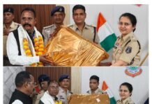 वर्दी को सलाम: 39 और 36 वर्षों की गौरवपूर्ण सेवा के बाद धमतरी पुलिस ने दो अधिकारियों को दी भावभीनी विदाई लगभग 39 वर्ष 05 माह एवं 36 वर्ष 09 माह की लंबी पुलिस सेवा को सम्मानपूर्वक विदाई, ईमानदारी, कर्तव्यनिष्ठा एवं समर्पण के लिए अधिकारियों का किया गया सम्मान