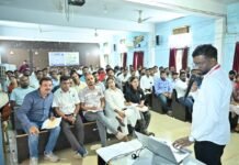 धमतरी में 120 आधार ऑपरेटरों का प्रशिक्षण, UIDAI मानकों के अनुरूप सेवाओं पर जोर धमतरी जनपद पंचायत सभागार में आयोजित आधार ऑपरेटर प्रशिक्षण कार्यक्रम में UIDAI के प्रतिनिधि 120 ऑपरेटरों को आधार नामांकन, बायोमेट्रिक सत्यापन और डेटा शुद्धता संबंधी प्रशिक्षण देते हुए