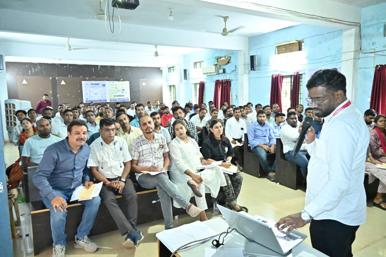 धमतरी जनपद पंचायत सभागार में आयोजित आधार ऑपरेटर प्रशिक्षण कार्यक्रम में UIDAI के प्रतिनिधि 120 ऑपरेटरों को आधार नामांकन, बायोमेट्रिक सत्यापन और डेटा शुद्धता संबंधी प्रशिक्षण देते हुए