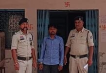 पूजा-पाठ के बहाने महिला से छेड़छाड़ कर अश्लील हरकत करने वाला आरोपी हुआ गिरफ्तार पूजा-पाठ के बहाने महिला से छेड़छाड़ के आरोपी को गिरफ्तार कर ले जाती अर्जुनी पुलिस, धमतरी।