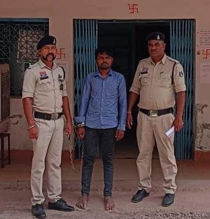 पूजा-पाठ के बहाने महिला से छेड़छाड़ के आरोपी को गिरफ्तार कर ले जाती अर्जुनी पुलिस, धमतरी।