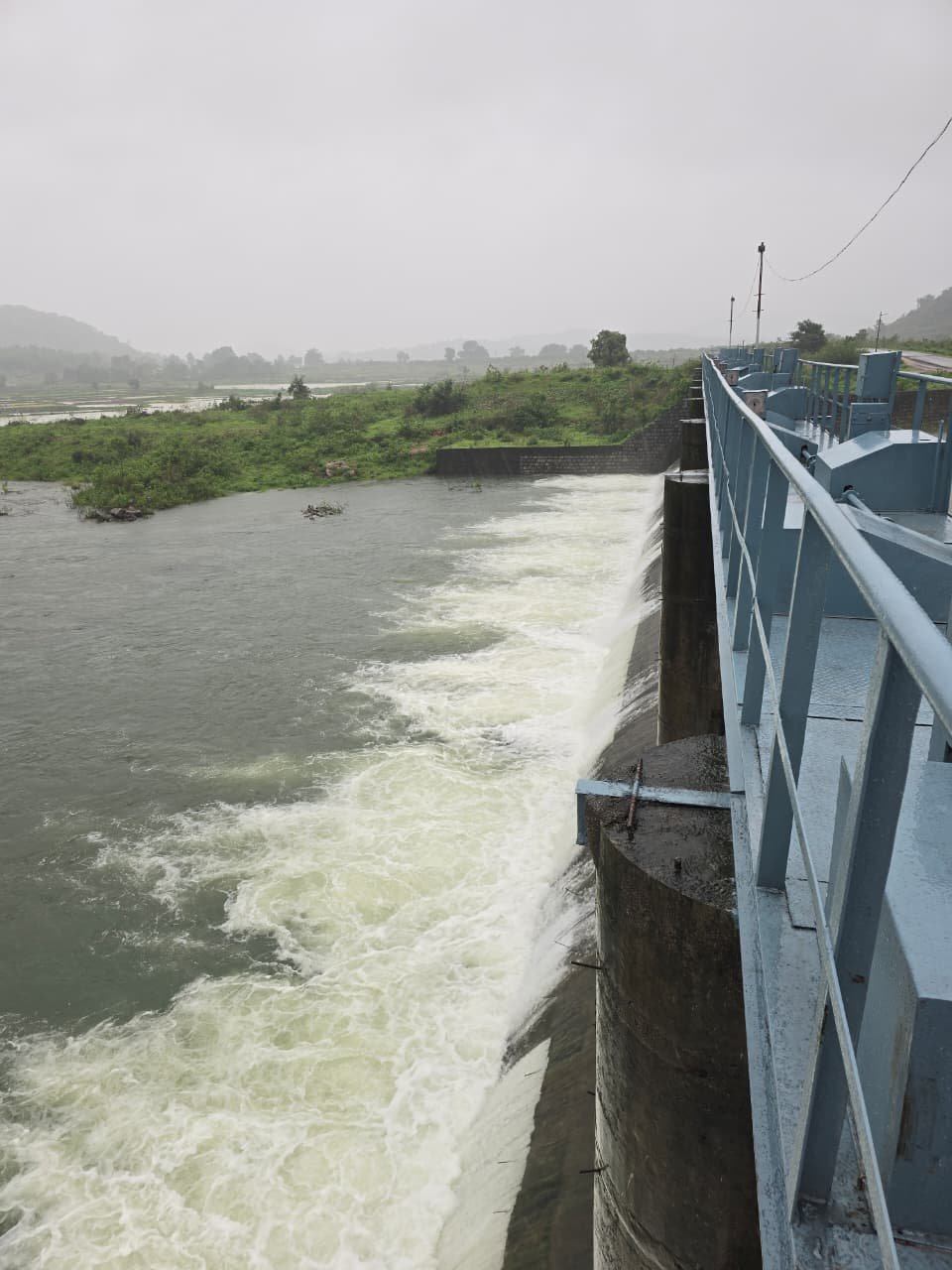 कलेक्टर श्री अबिनाश मिश्रा ने नदी-नालों के किनारे रहने वाले लोगों से सतर्क रहने की अपील की