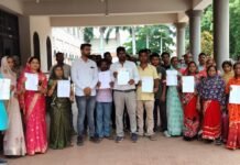 स्मार्ट मीटर के बाद बढ़े बिजली बिलों पर भड़के वार्डवासी, कांग्रेस पार्षदों संग कलेक्टर जनदर्शन पहुंचे