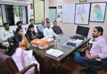 नई दिल्ली से आए आईएएस अधिकारियों ने जाना धमतरी का विकास मॉडल, कलेक्ट्रेट परिसर में किया पौधारोपण