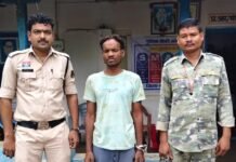 धमतरी में हथौड़ी से जानलेवा हमला, आरोपी गिरफ्तार; रक्तरंजित हथौड़ी बरामद धमतरी में हथौड़ी से जानलेवा हमला करने वाले आरोपी को गिरफ्तार किया