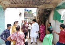 विवेकानंद वार्ड के जर्जर अटल आवास का महापौर रामू रोहरा ने किया निरीक्षण