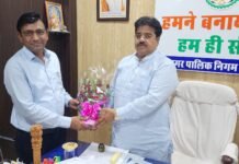 नवागत आयुक्त अरूण कुमार वर्मा ने महापौर रामू रोहरा से की सौजन्य भेंट, नगर विकास के मुद्दों पर हुई विस्तृत चर्चा
