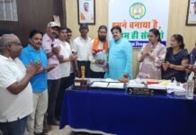 वार्ड क्रमांक 15 ब्राह्मणपारा के पार्षद कोमल सार्वा का जन्मदिन हर्षोल्लास से मनाया गया, महापौर रामू रोहरा ने केक काटकर दी शुभकामनाएँ
