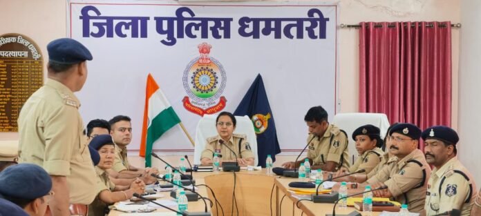 धमतरी पुलिस अधीक्षक भावना पांडेय सभी राजपत्रित अधिकारियों और थाना प्रभारियों की बैठक लेते हुए
