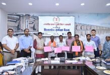 राजस्व मामलों में देरी बर्दाश्त नहीं, नामांतरण-बंटवारा सहित स्वामित्व कार्ड के प्रकरण समय पर निपटाएं : प्रभारी मंत्री टंकराम वर्मा प्रभारी मंत्री श्री टंकराम वर्मा ने गुरुवार देर शाम कलेक्टोरेट सभाकक्ष में जिले में संचालित विभिन्न विभागीय योजनाओं, विकास कार्यों एवं शासन की जनकल्याणकारी योजनाओं की विस्तृत समीक्षा