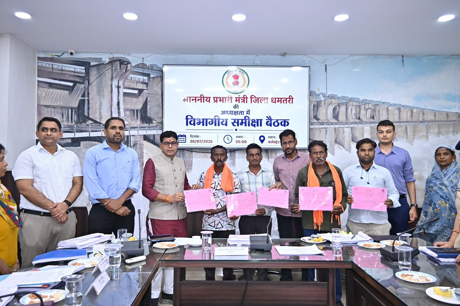 प्रभारी मंत्री श्री टंकराम वर्मा ने गुरुवार देर शाम कलेक्टोरेट सभाकक्ष में जिले में संचालित विभिन्न विभागीय योजनाओं, विकास कार्यों एवं शासन की जनकल्याणकारी योजनाओं की विस्तृत समीक्षा