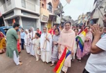 चातुर्मास हेतु मंगल प्रवेश कर रहे साध्वी जनों का मठ मंदिर चौक में स्वागत कर लिया गया आशीर्वाद