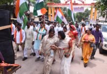 धमतरी में निकली भव्य तिरंगा यात्रा, 1100 फीट से अधिक लंबे तिरंगे के साथ गूंजा राष्ट्रप्रेम का संदेश