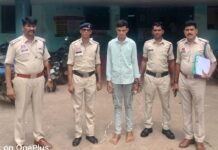 नीरज साहू हत्याकांड का खुलासा चावल व्यवसाय में प्रतिस्पर्धा और आपसी रंजिश के चलते हत्या धमतरी पुलिस ने नारी महानदी पुल पर हुए नीरज साहू हत्याकांड का खुलासा करते हुए आरोपी बिरेंद्र कुमार साहू को गिरफ्तार किया।