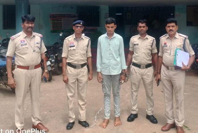 धमतरी पुलिस ने नारी महानदी पुल पर हुए नीरज साहू हत्याकांड का खुलासा करते हुए आरोपी बिरेंद्र कुमार साहू को गिरफ्तार किया।