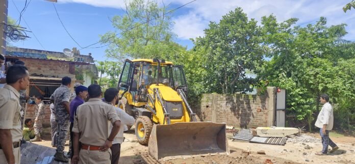 मड़ईभाठा में शासकीय भूमि से 5 अवैध अतिक्रमण हटाए गए
