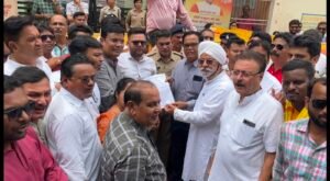 CMHO कार्यालय का घेराव करती कांग्रेस