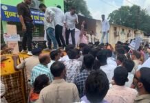 जिला अस्पताल की बदहाली पर भड़की कांग्रेस: CMHO कार्यालय का घेराव कर सीएम के नाम सौंपा ज्ञापन जिला अस्पताल की बदहाली को लेकर CMHO कार्यालय का घेराव करती कांग्रेस