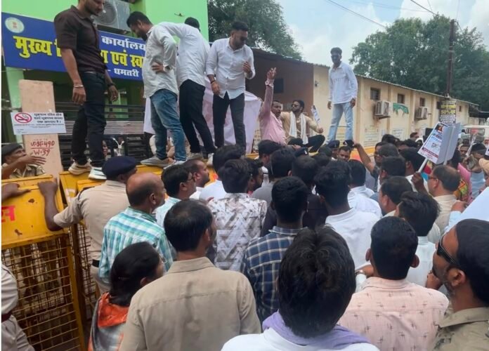CMHO कार्यालय का घेराव करती कांग्रेस जिला अस्पताल की बदहाली को लेकर CMHO कार्यालय का घेराव करती कांग्रेस