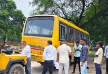 बिना परमिट संचालित दो स्कूल बसों पर 10 हजार रुपये का जुर्माना बिना परमिट संचालित दो स्कूल बसों पर 10 हजार रुपये का जुर्माना