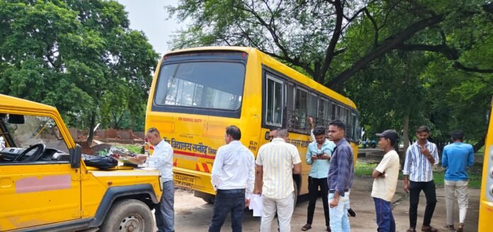 बिना परमिट संचालित दो स्कूल बसों पर 10 हजार रुपये का जुर्माना