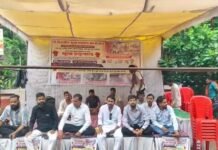 जर्जर सड़क और जलभराव के खिलाफ वार्डवासियों की भूख हड़ताल, दो दिन का आंदोलन