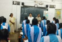 महापौर रामू रोहरा ने स्कूलों का किया सुबह निरीक्षण, साफ-सफाई और व्यवस्थाओं का लिया जायजा