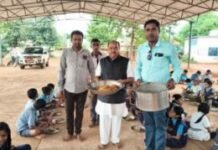 अमलीडीह स्कूल में हुआ नेवता भोजन कार्यक्रम, पूर्व विधायक लेखराम साहू ने बच्चों को खिलाई खीर-पूरी