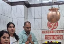 भाजपा प्रदेश उपाध्यक्ष रंजना साहू ने रुद्रेश्वर महादेव मंदिर में किया जलाभिषेक, धमतरी की खुशहाली की कामना