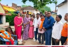 जिला पंचायत सभापति श्रीमती मोनिका देवांगन के प्रयासों से ग्राम दोनर में सीसी रोड निर्माण कार्य का भूमि पूजन