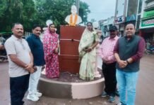 नेताजी सुभाष चंद्र बोस की पुण्यतिथि पर श्रद्धांजलि, सभापति कौशल्या देवांगन सहित जनप्रतिनिधियों ने किया नमन