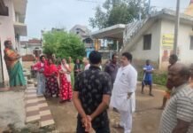 बठेना वार्ड में महापौर रामू रोहरा ने किया जनसमस्या निवारण जैसा दौरा, वार्डवासियों की समस्याएं सुनकर त्वरित समाधान का दिया भरोसा