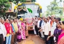 अयोध्या धाम के लिए तीर्थ यात्रियों को पार्षदगणों द्वारा भक्ति भाव से किया गया रवाना