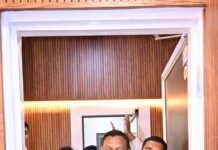 चतुर्थ श्रेणी कर्मचारी से फीता कटवाकर कलेक्टर ने कराया नवीनीकरण सभाकक्ष का शुभारंभ चतुर्थ श्रेणी कर्मचारी से फीता कटवाकर कलेक्टर ने कराया नवीनीकरण सभाकक्ष का शुभारंभ