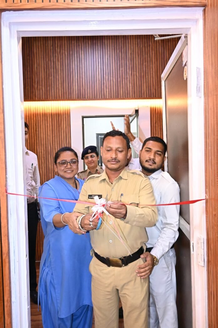 चतुर्थ श्रेणी कर्मचारी से फीता कटवाकर कलेक्टर ने कराया नवीनीकरण सभाकक्ष का शुभारंभ