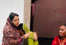 यह हादसा नहीं, हत्या है—ग्राम नारी की घटना पर तारिणी चंद्राकर का बड़ा आरोप बेहद दुखद और दर्दनाक हादसे के बाद धमतरी जिला कांग्रेस कमेटी की अध्यक्ष तारिणी चंद्राकर ने कांग्रेस कार्यकर्ताओं के साथ पीड़ित परिवार से मुलाकात की
